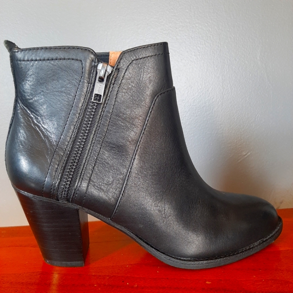 Sofft black boots size 8